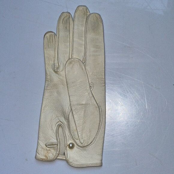 Vintage 50s/60s Size 6 off white leather gloves with pearl button at wrist - Picture 6 of 9